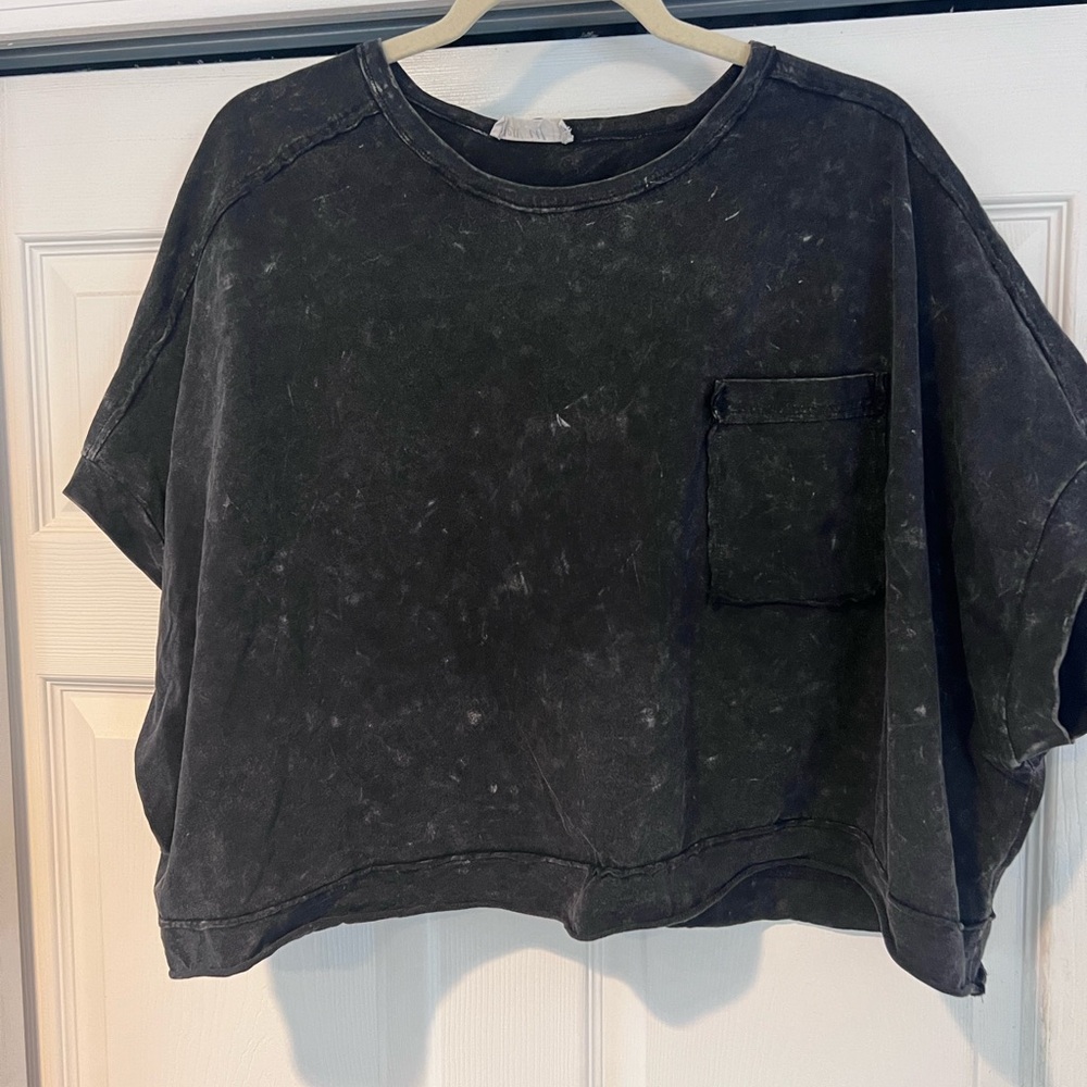 Black cropped tee